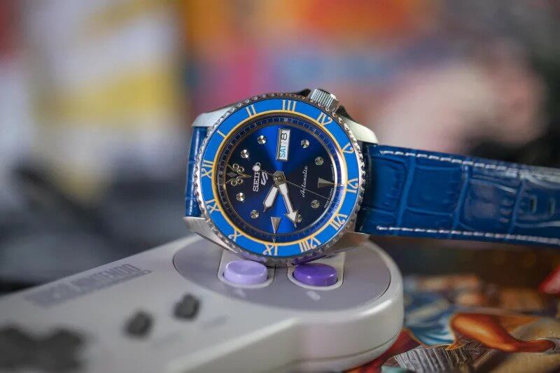Tampilan jam tangan Seiko 5 Sports edisi Chun-Li dengan tali jam tangan warna biru